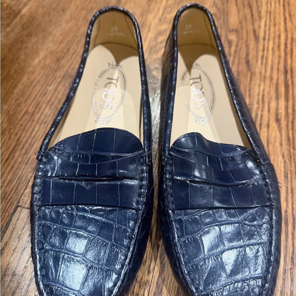 Women Navy Crocodile-Embossed Loafers